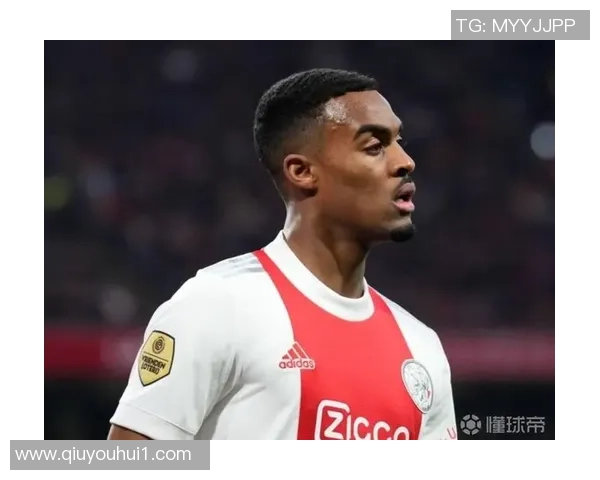 赫拉芬贝赫在禁区外遭铲倒主裁未判罚比赛继续进行引发争议